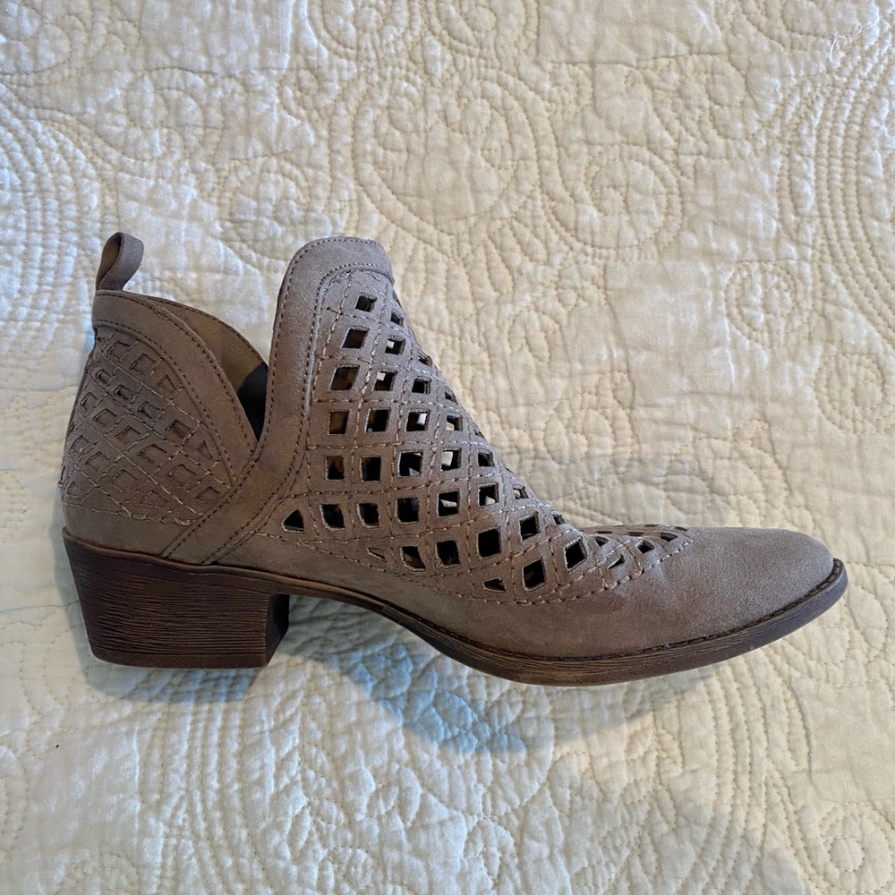 WOMEN’S BOOTIES